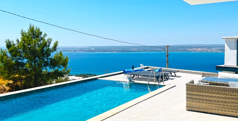 Didim Akbük çukur mevkiinde konumlanmış 325 m2 arsaya sahip 3+1 full eşyalı ve klimalı müstakil villamız satılıktır. villamız sahibinden satılık olup herhangi bir komisyon ödemezsiniz. kendine ait yüzme havuzu, özel araç park alanı ve bahçesi bulunmaktadır. Akbük ayaklarınızın altında deniz ve orman manzaralı villalar